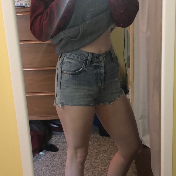 Size 25 Levi’s 501 high-rise light wash shorts - Picture 3 of 8